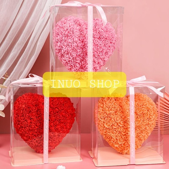 Corazón de flores artificiales